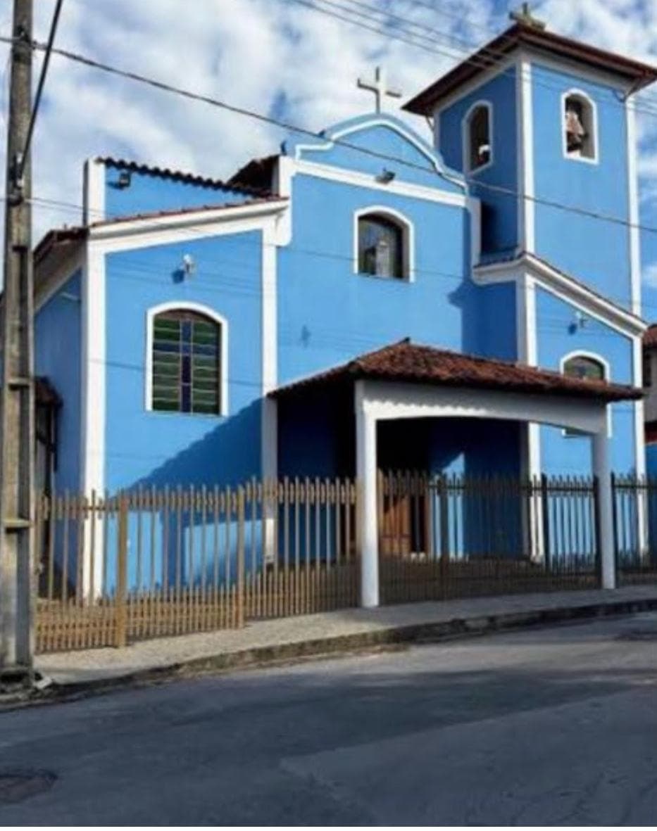 Fachada azul da Capela de Nossa Senhora Aparecida, em Resende Costa